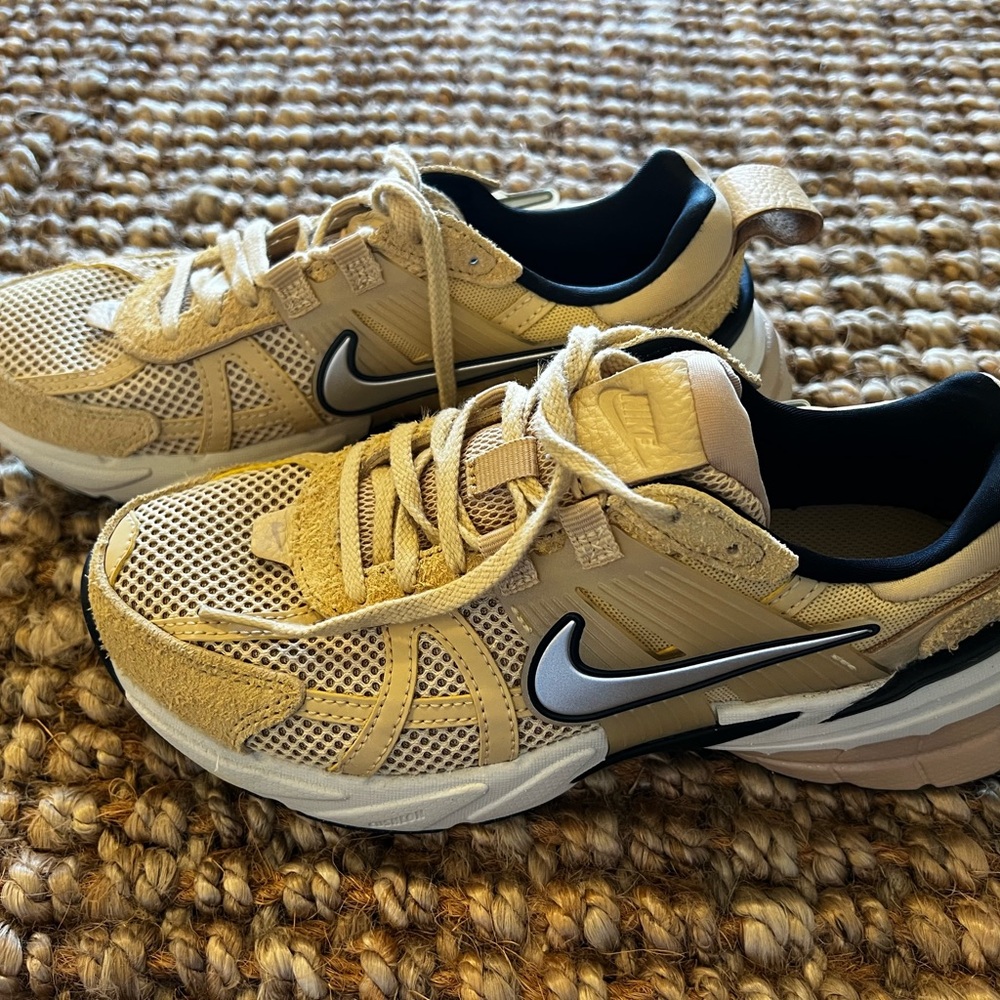 Nike Kids Beige and Black Sneakers